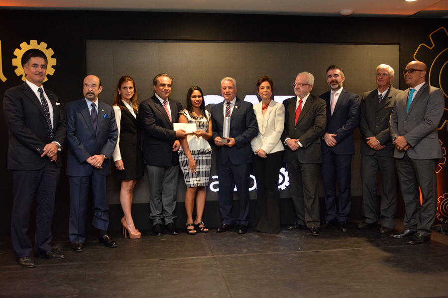 grissell medina recibe premio aird