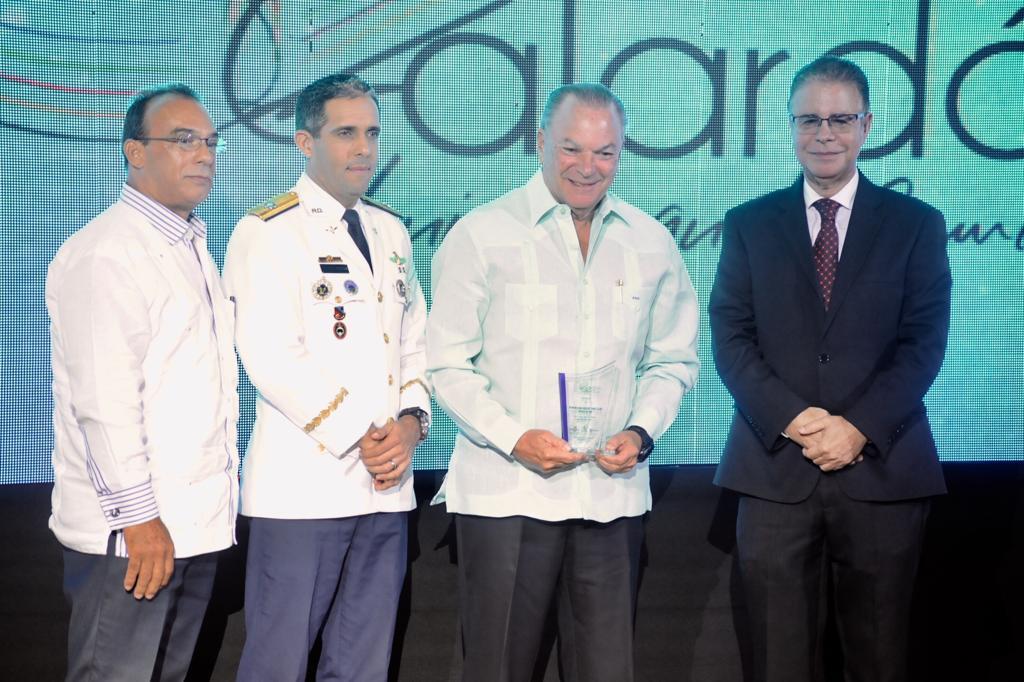 grupo puntacana frank rainieri, reconocido en turismo de golf, junto a luis josé chávez, josé ramón torres y juan carlos torres robiou