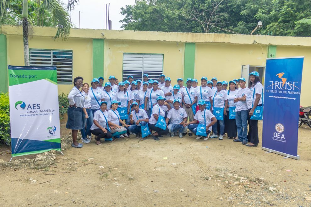 grupo de comunitarios beneficiados del proyecto potenciando el emprendimiento innovador de aes dominicana y trust for the americas (1)