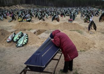 Una mujer reacciona durante el funeral de su pariente, que murió durante el bombardeo de las tropas rusas, en medio de la invasión rusa de Ucrania, en el cementerio de Irpin, región de Kiev, Ucrania. | Gleb Garanich, Reuters.