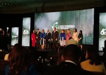 La firma de la guía tuvo lugar en el Salón Anacaona del hotel Jaragua, en Santo Domingo, donde estuvieron presentes destacadas figuras del sector financiero local y de más de 20 países de América Latina.