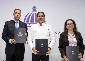 El acuerdo fue suscrito por el presidente del consejo directivo del Indotel, Guido Gómez Mazara; el ministro de Agricultura, Limber Cruz, y la representante del IICA en el país, Gabriela Quiroga.