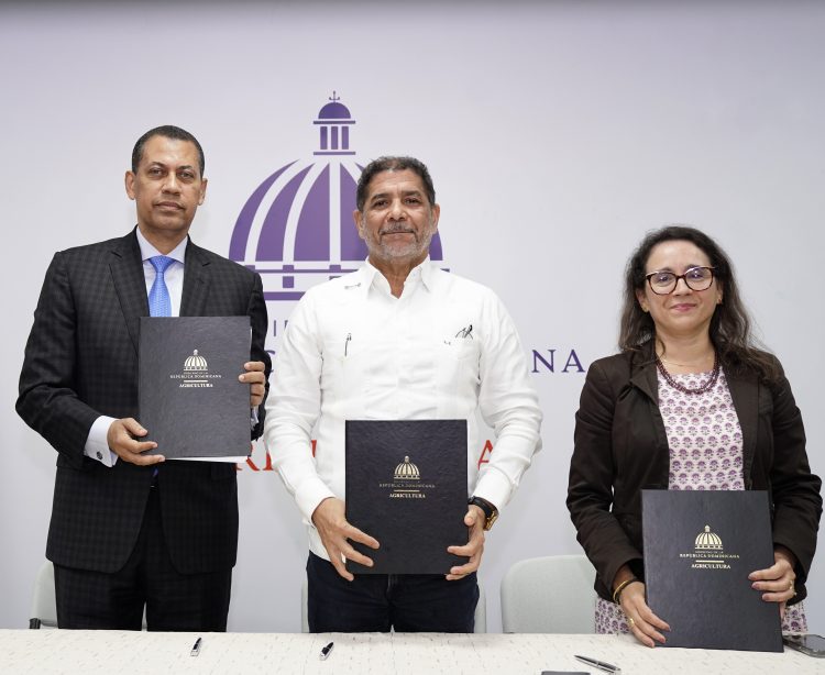 El acuerdo fue suscrito por el presidente del consejo directivo del Indotel, Guido Gómez Mazara; el ministro de Agricultura, Limber Cruz, y la representante del IICA en el país, Gabriela Quiroga.