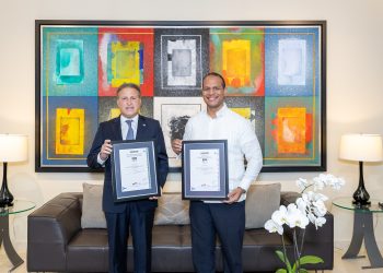 El presidente ejecutivo de APAP, Gustavo Ariza, recibe las certificaciones internacionales de parte del director país de Aenor, Ariel Espejo.