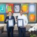 El presidente ejecutivo de APAP, Gustavo Ariza, recibe las certificaciones internacionales de parte del director país de Aenor, Ariel Espejo.