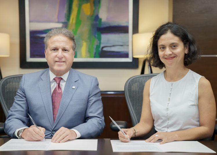 Gustavo Ariza, presidente ejecutivo de APAP y Mabel González Pacheco, líder Regional para Latinoamérica