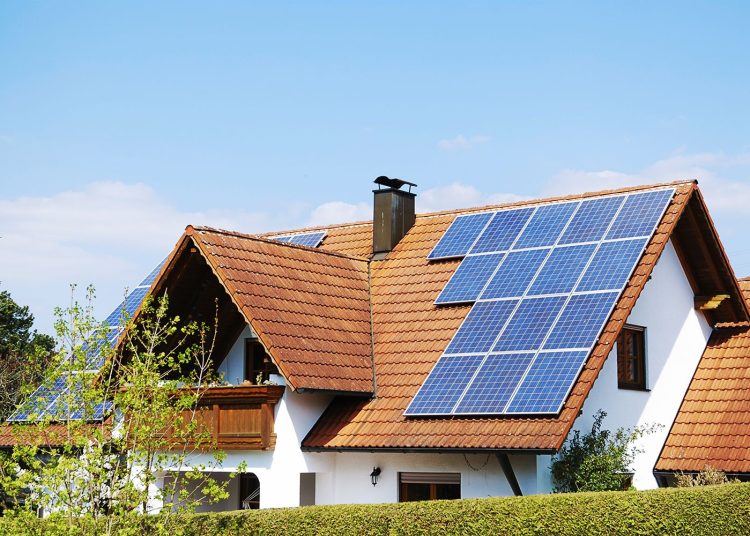 Los usuarios del Sistema Eléctrico Nacional Interconectado (SENI) buscan reducir sus gastos en servicios energéticos mediante la instalación de paneles solares.