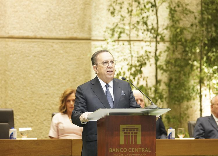 Héctor Valdez Albizu, gobernador del Banco Central dominicano. - Fuente externa.