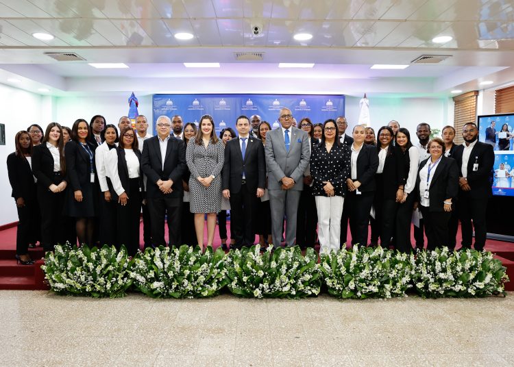 El acto de investidura estuvo encabezado por el viceministro del Tesoro y Patrimonio, Derby De Los Santos; el contralor general de la República, Félix Santana, y la directora del Capgefi, Mónica Peña.