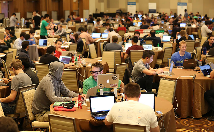 Los "hackathons" son eventos que se extienden desde 12 a 24 horas y donde se reúnen desarrolladores de software y/o hardware para trabajar en ideas y proyectos que buscan resolver problemas con fines empresariales, sociales, para beneficio de la comunidad. | Fuente externa