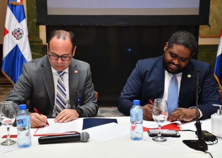 Hans Fermín y José David Montilla en la firma del acuerdo.