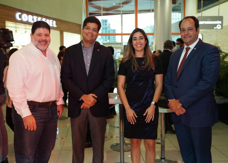 Harold Abbott, Rafael Izquierdo,  Claudia Finke y Oliver Hernández.