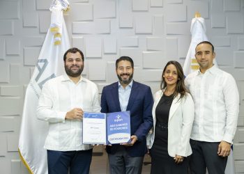 El sello fue recibido por el presidente ejecutivo de las empresas Crecer, Héctor José Rizek.