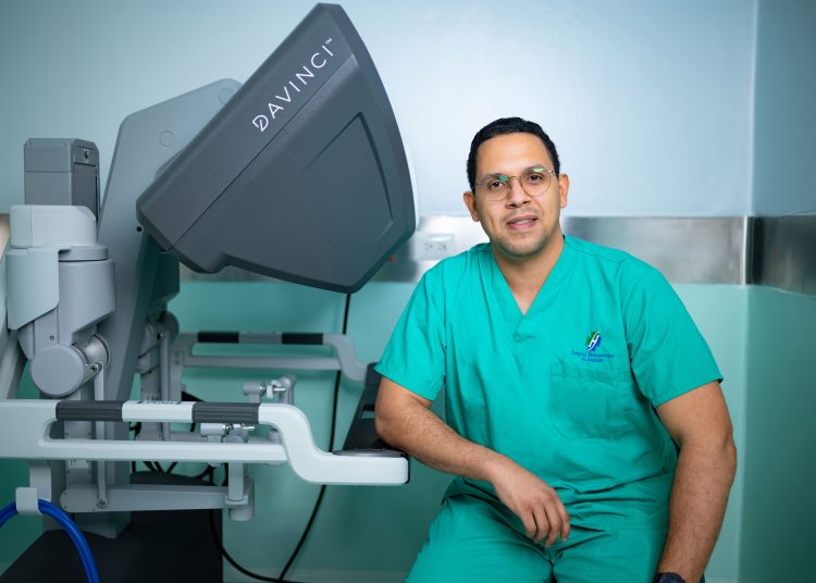 Héctor Sánchez Navarro, director del programa de cirugia róbotica del HOMS. Fuente externa.