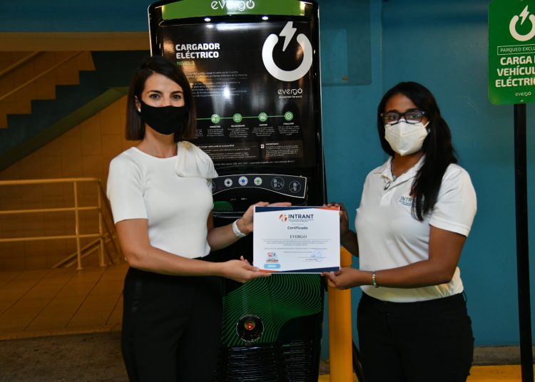 Helena Saez, gerente de comunicación recibe certificación del Intrant