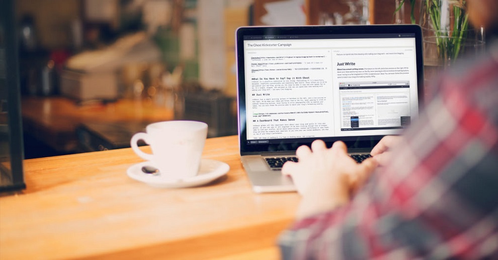 hombre escribiendo en su laptop con una taza de café1