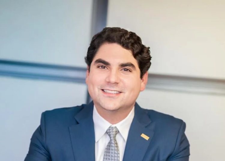 De acuerdo con el director de Fideicomiso RD Vial, Hostos Rizik Lugo, en enero la recaudación se ubicó entre RD$128 millones y RD$140 millones por encima de lo presupuestado para ese mes.