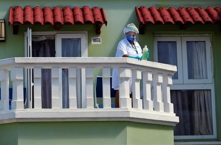 Una trabajadora del servicio de un hotel realiza labores de limpieza en La Habana, Cuba. | Ernesto Mastrascusa, EFE.