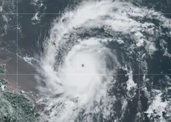 El fenómeno atmosférico se localiza en la latitud 12.4 norte y longitud 61.3 oeste, esto es, a unos 25 kilómetros al este/sureste de Carriacou, Antillas Menores.