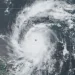 El fenómeno atmosférico se localiza en la latitud 12.4 norte y longitud 61.3 oeste, esto es, a unos 25 kilómetros al este/sureste de Carriacou, Antillas Menores.