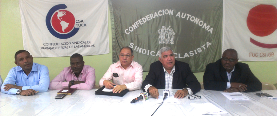 Los dirigentes sindicales de tres confederaciones exigen que se fije la fecha del diálogo para el aumento salarial./ ANDREINA GERMÁN