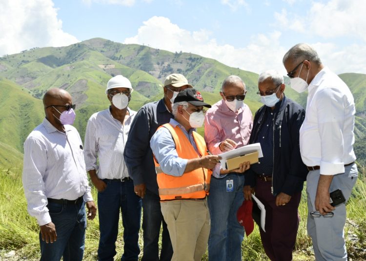 Salazar recorre la zona donde se construirá el Proyecto Artibonito junto a su equipo de trabajo.