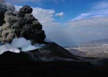 los datos preliminares de la investigación relativa al volcán de La Palma, que se encuentra en fase de redacción, indican que se replicará la situación de El Hierro, afirmó Lozano. - Fuente externa.
