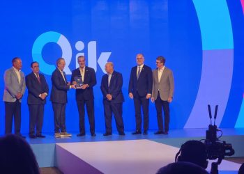 El presidente, Luis Abinader recibió de manos de los ejecutivos  Qik una tarjeta Qik.  Fuente externa.