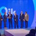 El presidente, Luis Abinader recibió de manos de los ejecutivos  Qik una tarjeta Qik.  Fuente externa.