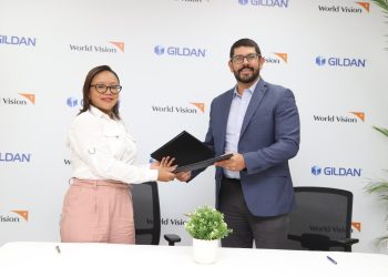 Elicaury Bautista Bidó, representante país de World Vision, junto a Franklin Mass, director y gerente país de Gildan. - Fuente externa.