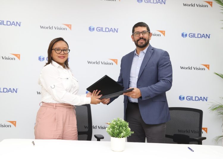 Elicaury Bautista Bidó, representante país de World Vision, junto a Franklin Mass, director y gerente país de Gildan. - Fuente externa.