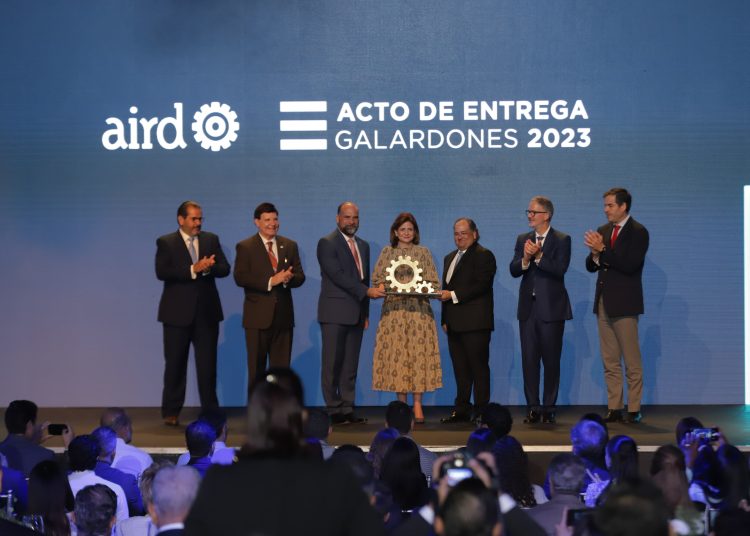 Miguel Feris Chala recibió el galardón de parte de la AIRD. - Fuente externa.