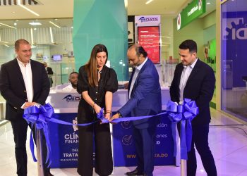 Juan Lecaros, Matilde Milicevic, Douglas Sanchez y Alberto Adams, ejecutivos de DataCrédito y Equifax, mientras realizan el corte de cinta para ofrecer los nuevos servicios.