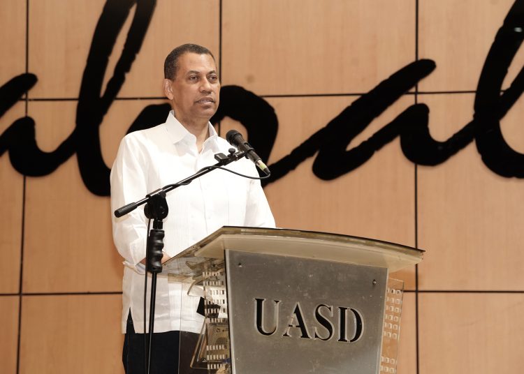 El titular de Indotel explicó que, aunque el 88.5% de los dominicanos tiene acceso a internet, un 35% de ellos no hace un uso productivo de esa conectividad.