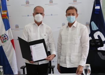 El superintendente de Bancos, Alejandro Fernández W. y el canciller, Roberto Álvarez. | Fuente externa.