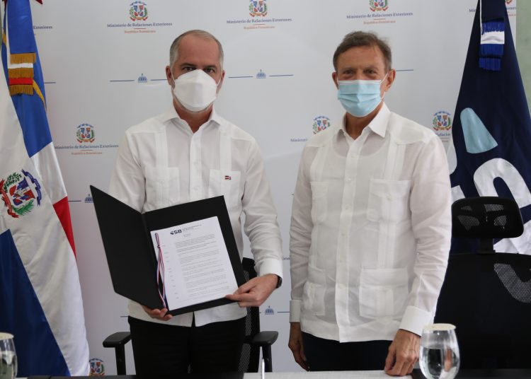 El superintendente de Bancos, Alejandro Fernández W. y el canciller, Roberto Álvarez. | Fuente externa.