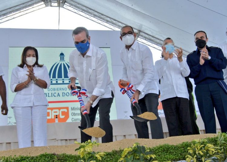 El presidente Luis Abinader y el ministro de Obras Públicas Deligne Ascención dan el primer palazo para la construcción de la avenida Hípica en SDE. | Fuente externa.