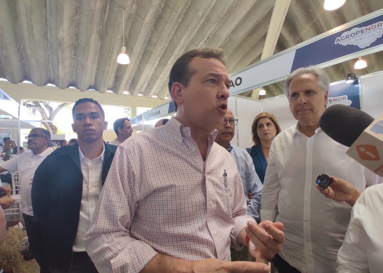 El ministro de Industria, Comercio y Mipymes (MICM), Víctor Bisonó, durante su visita a la Feria Agropecuaria de la Región Norte (Agropenor). | Irmgard De la Cruz.