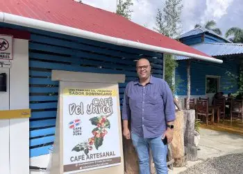 El comunicador Evelio Díaz decidió aprovechar la inauguración de la carretera turística Gregorio Luperón para fortalecer su emprendimiento: Café del Yaroa.- Fuente externa.