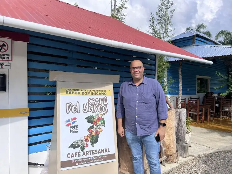 El comunicador Evelio Díaz decidió aprovechar la inauguración de la carretera turística Gregorio Luperón para fortalecer su emprendimiento: Café del Yaroa.- Fuente externa.