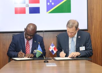 El ministro de Relaciones Exteriores, Roberto Álvarez, junto a su homólogo, Jeremiah Manele, de Islas Salomón. - Fuente externa.