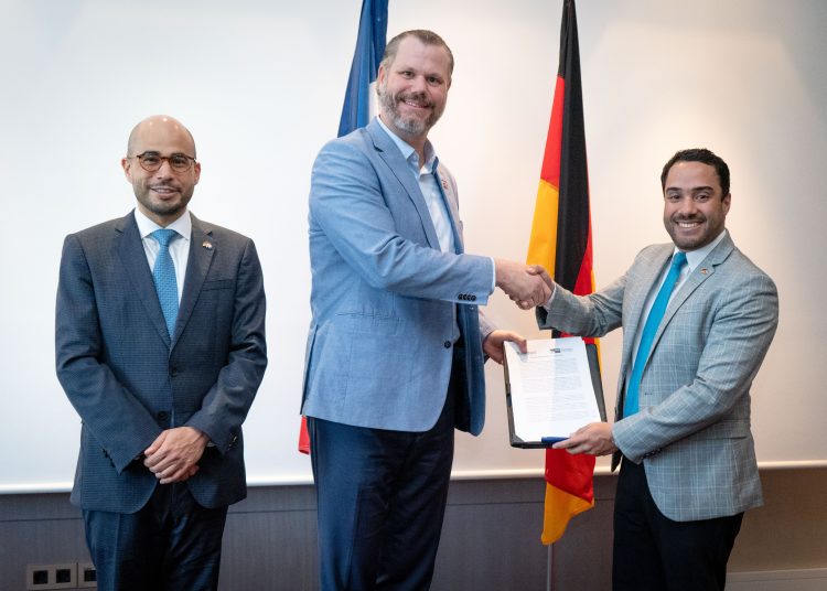 El embajador de RD en Alemania Francisco Caraballo junto Karsten Paul Windeler y Juan Mustafá. - Fuente externa.