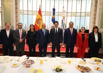 Leonardo Aguilera, presidente ejecutivo de Banreservas, ofrece las cifras logradas por la institución en Fitur 2026 durante el desayuno ofrecido por el Ministerio de Turismo a miembros de la prensa y comunicadores.
