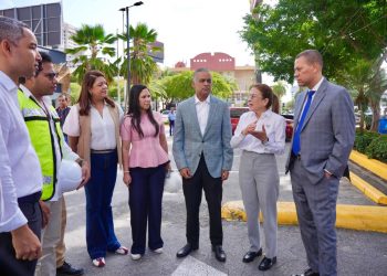Gómez Mazara encabezó junto a Carolina Mejía y Joel Santos el inicio del retiro de cableado en desuso en el DN.