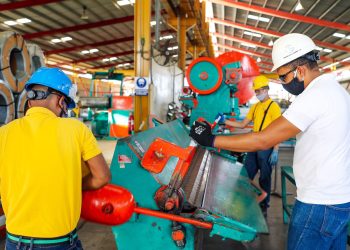 Trabajadores del sector de maquinaria y equipos enfrentan bajos salarios pese al crecimiento industrial.