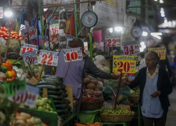 Alimentos y combustible, aumentó 0.04% quincenal y 4.32% interanual, detalló el Inegi en su reporte.