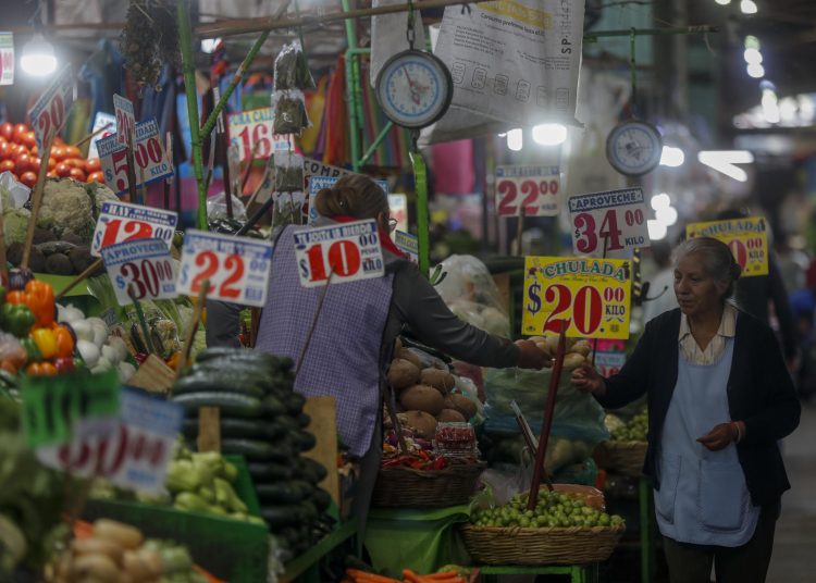 Alimentos y combustible, aumentó 0.04% quincenal y 4.32% interanual, detalló el Inegi en su reporte.