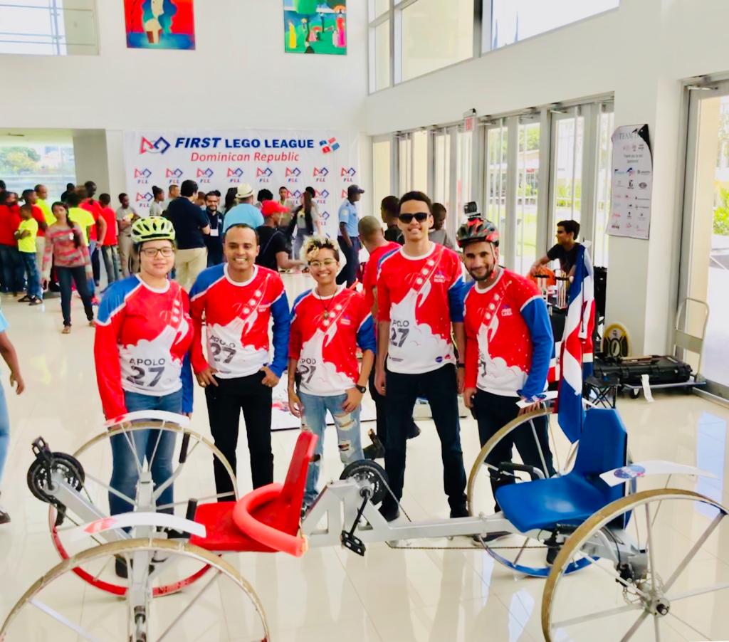 intec estudiantes con el prototipo creado