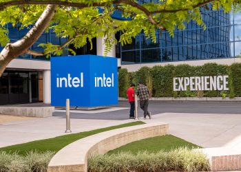 El crecimiento en inteligencia artificial impulsa el optimismo de los inversores en la compañía.