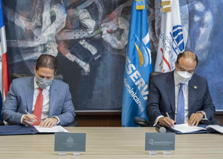 Carlos Bonilla, director del Instituto Nacional de la Vivienda (INVI); y Samuel Pereyra, administrador general de Banreservas, firman el acuerdo de cooperación.